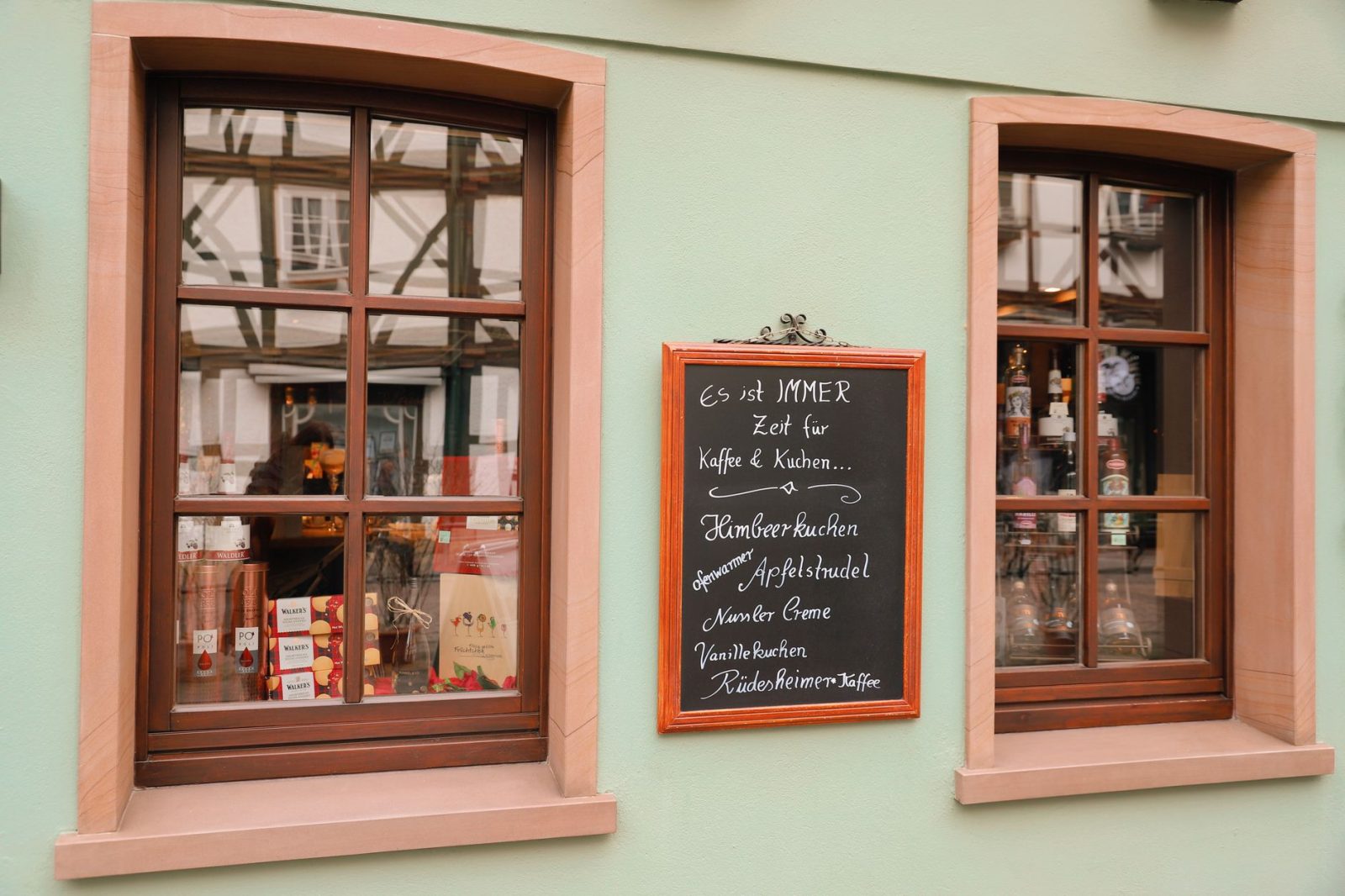 Schaufenster eines Cafés in Eschwege mit Tafel-Speisekarte