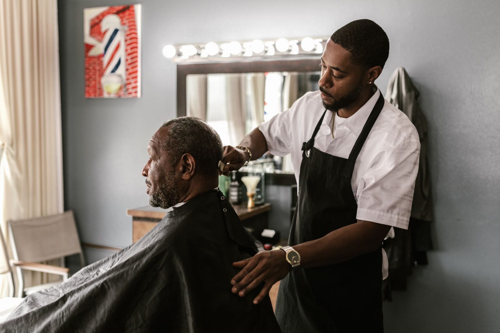 Ein Friseur schneidet einem Kunden im Salon die Haare