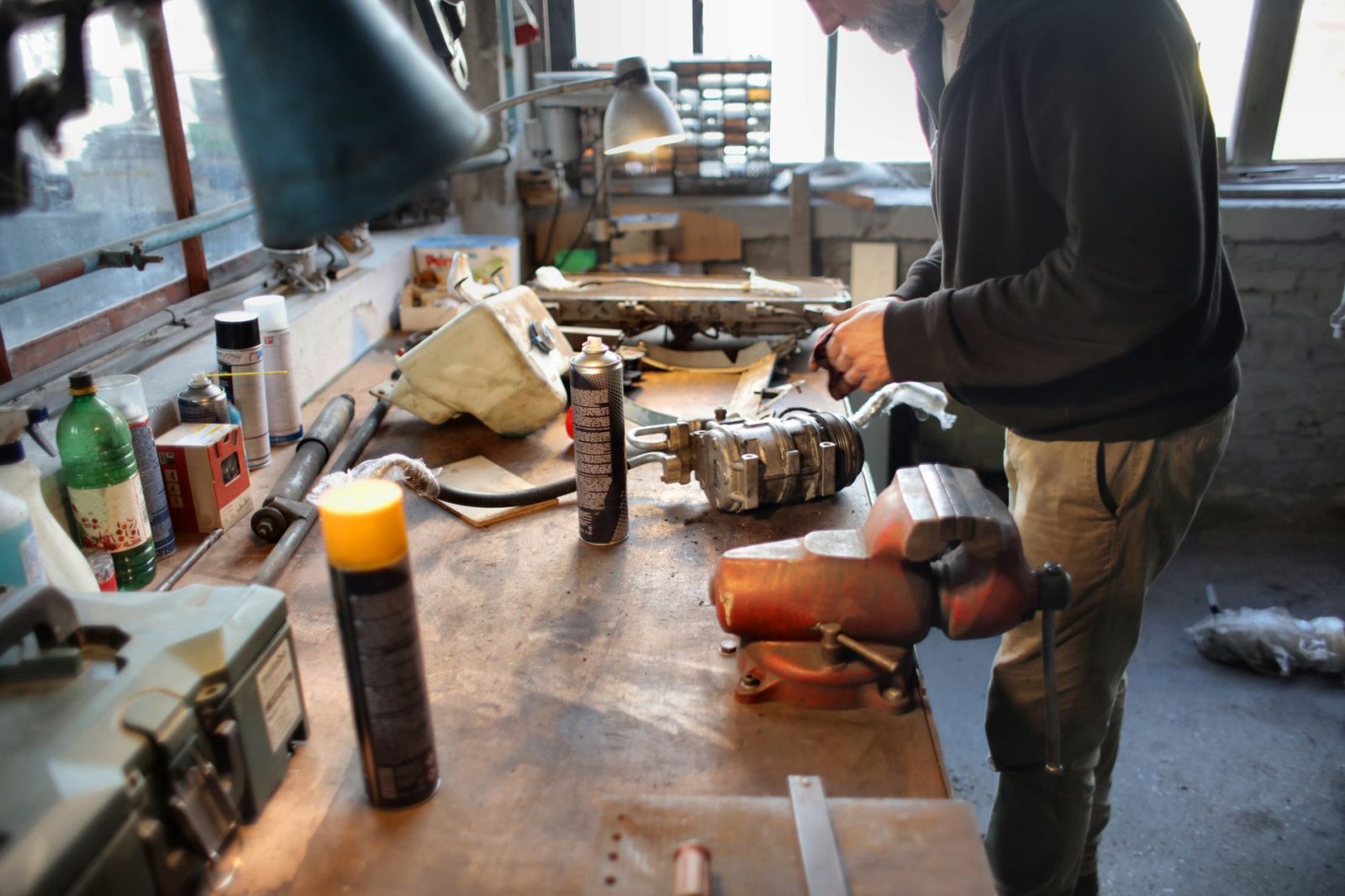 Ein Mechaniker repariert in seiner Werkstatt eine Maschine